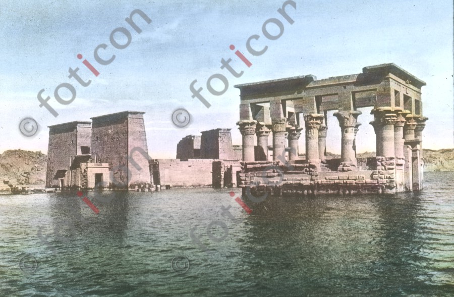 Insel Philae mit Isis-Tempel vor der Überwemmung | Philae Island with Isis Temple before the flooding (foticon-simon-008-071.jpg)